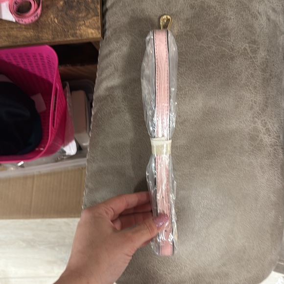 Designer-Inspired Pink & Leopard Print Handbag – Stylish & Spacious - Picture 5 of 10